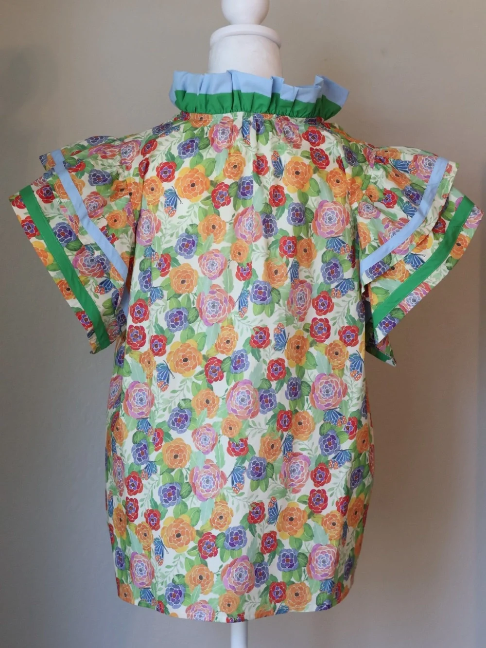 ENTRO Floral Tunic Top with Blue Trim * Size M * Like New - Picture 2 of 3